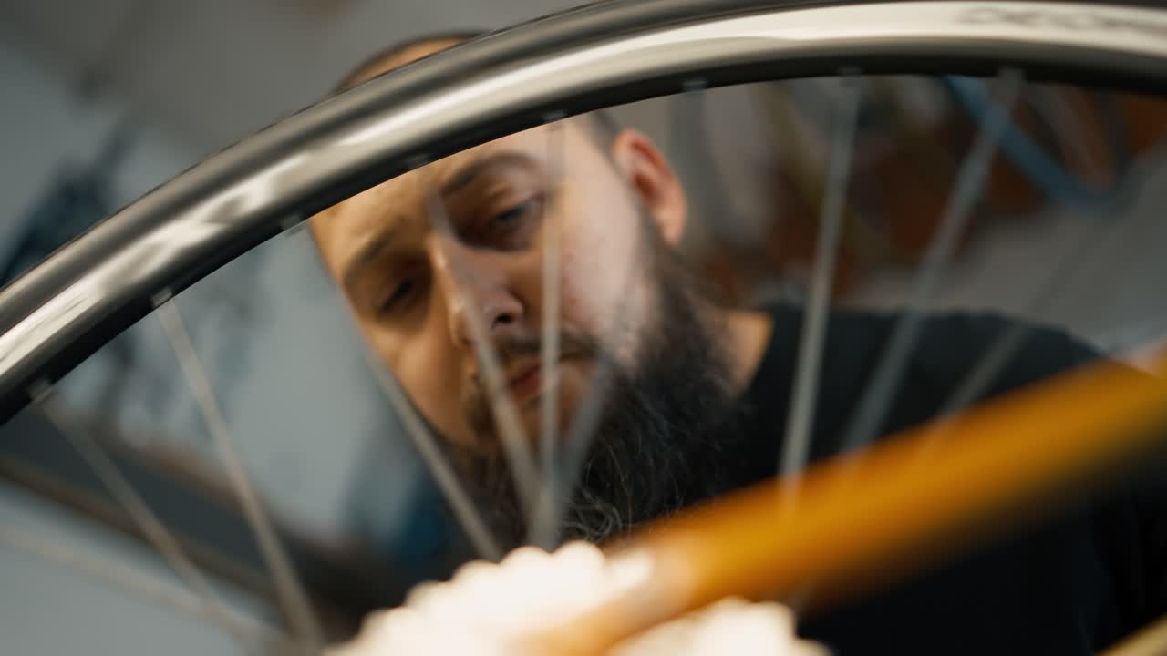 마스터는 자전거 바 ⁇ 를 회전시 ⁇ 니다. 체인과 기어를 시험하기 위해 자전거, 느린 동작