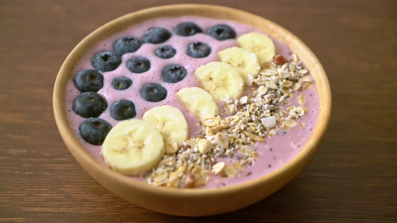 ciotola per frullati di yogurt o yogurt con frutti di bosco, banana e muesli - Stile alimentare sano
