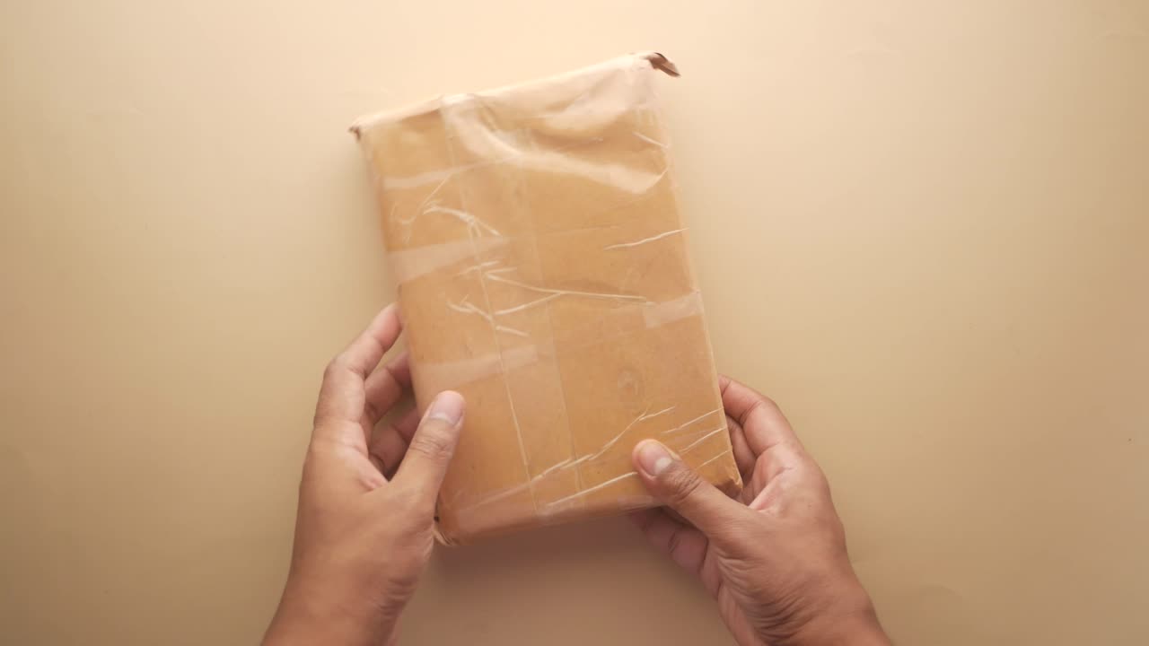 manos sosteniendo un paquete