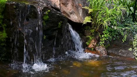 Ein-Weiterer-Wasserfall-Im-Duthie-Park,-Aberdeen,-Schottland,-Vereinigtes-Königreich