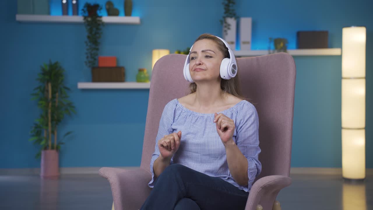 헤드폰으로 음악을 듣는 행복한 여성.