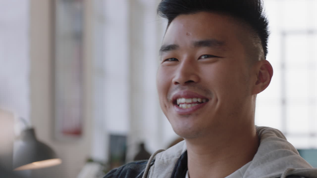 매력적인 젊은 아시아 남성 훈련 동료 화면을 가리키며 아이디어를 공유하고 직장에서 창의적인 팀워크를 즐기고