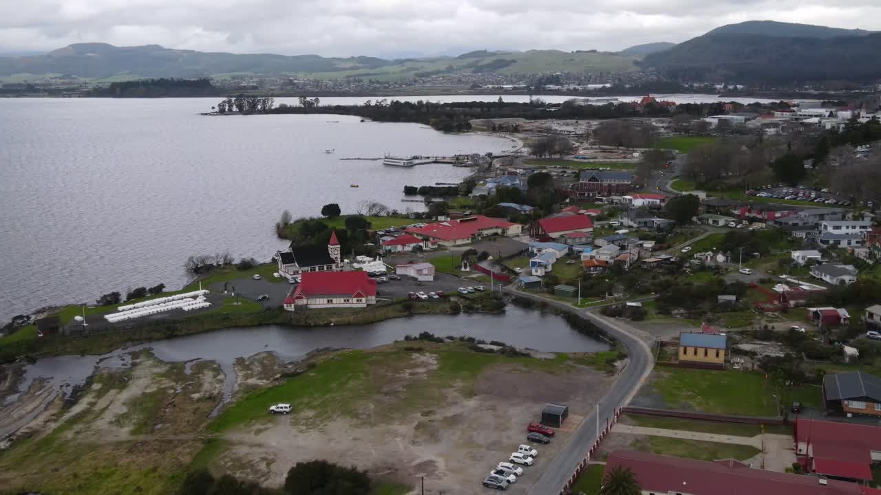 pequeño pueblo maorí vivo con edificios históricos y monumento a la guerra - vista aérea del suburbio de la ciudad de ohinemutu rotorua en la orilla del lago