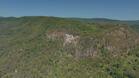 Vista-A-La-Montaña-Escénico-Dron-De-Alto-Nivel-Del-Paisaje-De-Binna-Burra,-Cámara-Lenta-De-4k