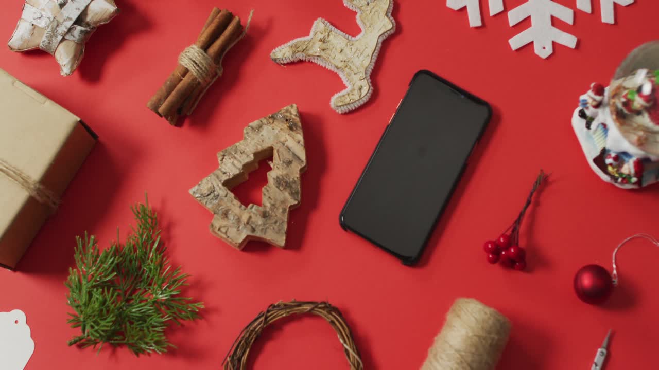 ⁇ 은 배경에 스마트 폰과 함께 크리스마스 장식과 나무 가지의 비디오