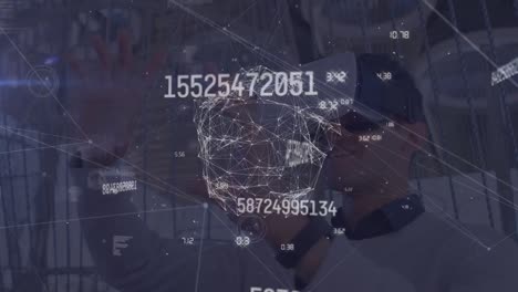 animación de números, globo y procesamiento de datos sobre hombre biracial con auriculares vr