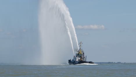 remolcador se revierte en el mar utilizando cañones de agua masivos buque de combate a incendios