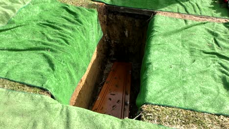 Primer-Plano-De-Un-Ataúd-Fúnebre-En-Un-Coche-Fúnebre-O-Capilla-O-Entierro-En-El-Cementerio