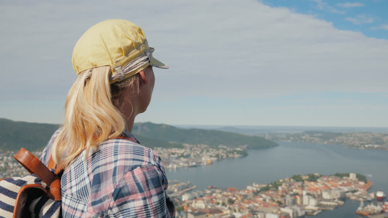 스칸디나비아 conc에서 노르웨이 관광에서 베르겐 시의 아름다운 전망을 감상하는 여성 관광객