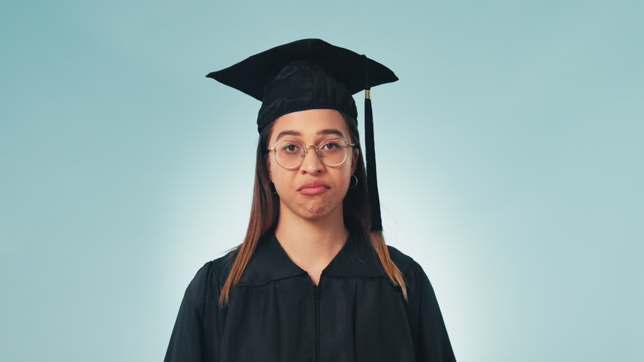 pulgares hacia abajo, graduación y mano de una mujer