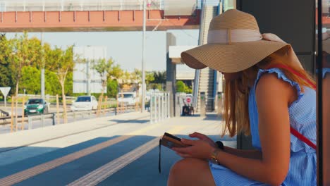 Kaukasische-Weiße-Frau-Sitzt-Auf-Einem-Bahnhof-Und-Wartet-Geduldig-Auf-Den-Nächsten-Zug