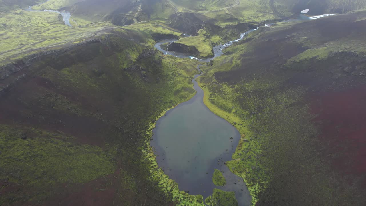 ríos y lagos en montañas verdes