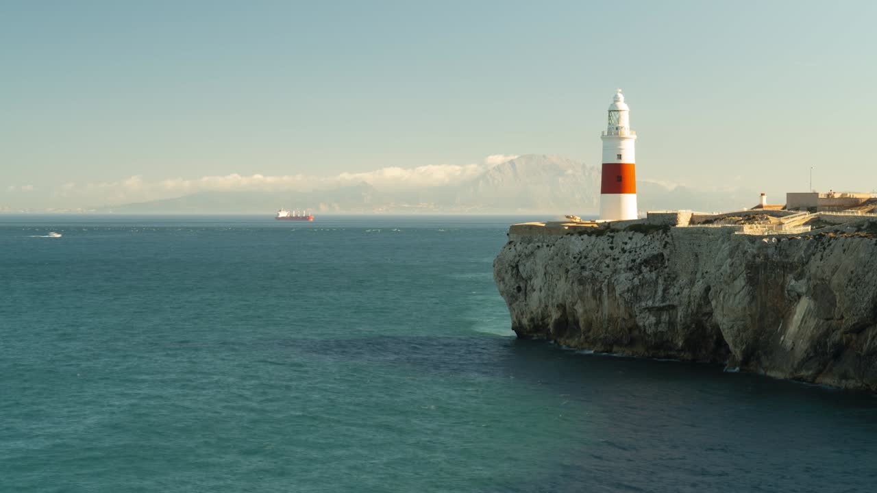 faro de europa point en llanito, gibraltar - faro de trinity en europa point