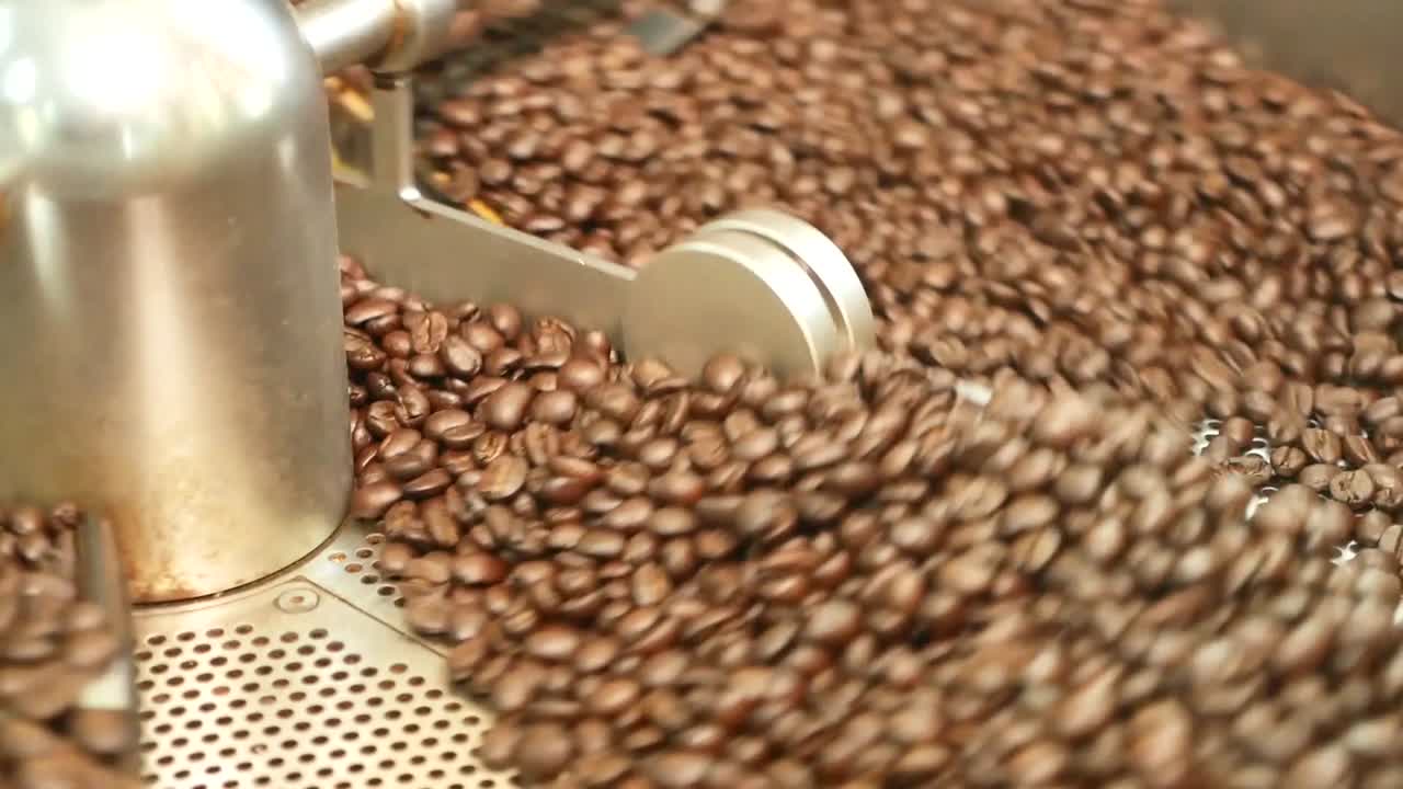 用咖啡烘焙機進行咖啡烘焙過程的影像