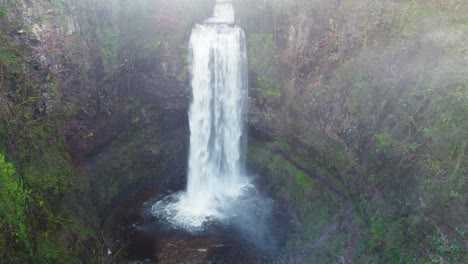 empujando la toma aérea de drones de una enorme cascada dramática en gales, reino unido 4k