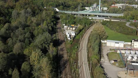 vista con drone del bivio ferroviario presso la galleria di monte olimpino 2 in provincia di como, che congiunge il traffico merci fra chiasso in svizzera e milano in italia