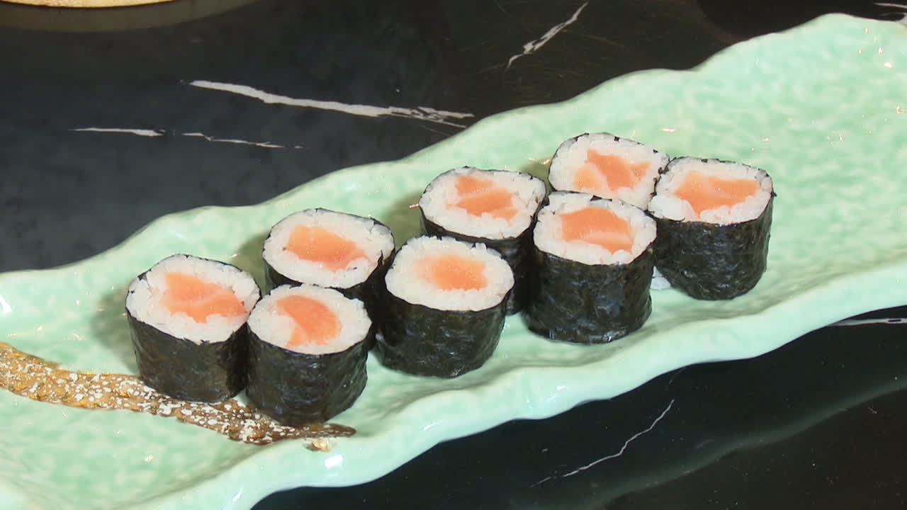 Rollos de sushi de salmón