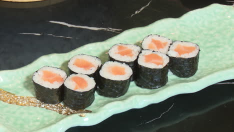 rollos de sushi de salmón