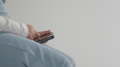 스튜디오 흰색 배경 2에 대해 휴대 전화에서 asd 스펙트럼 게임에 어린 소녀의 닫습니다