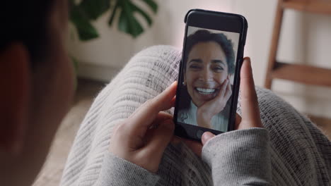 Mujer-Joven-Teniendo-Video-Chat-Usando-Un-Teléfono-Inteligente-En-Casa-Charlando-Con-Un-Amigo-Disfrutando-De-Una-Conversación-Compartiendo-Su-Estilo-De-Vida-En-Un-Teléfono-Móvil