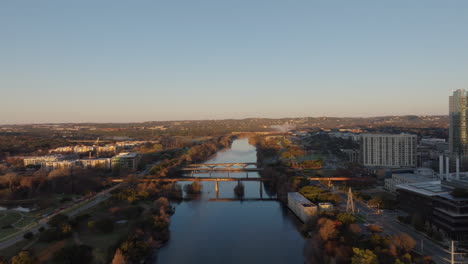 Hermosa-Antena-De-Río-Con-Puentes-En-Austin,-Texas.