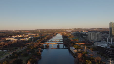 hermosa imagen aérea de un río con puentes en austin, texas