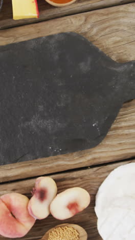 varios alimentos en tablero de madera