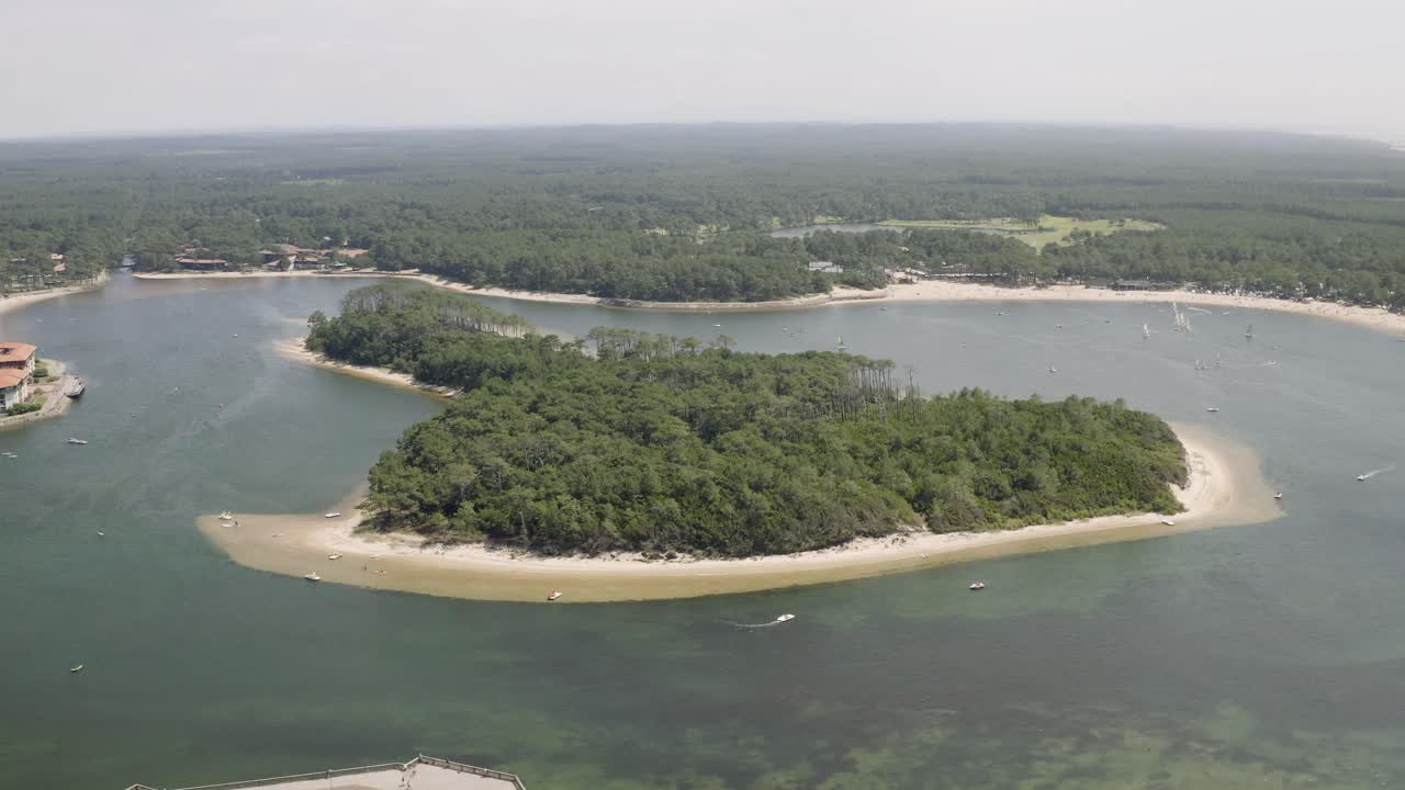 vistas aéreas de drones de la ciudad de la playa vieux-bocau-les-bains en el sur de francia