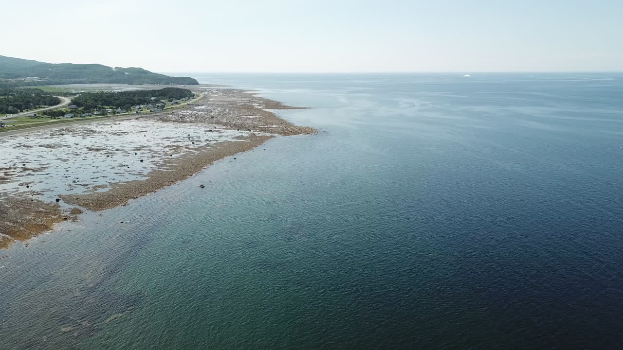 Riva del fiume San Lorenzo in Gaspesie, Quebec, Canada