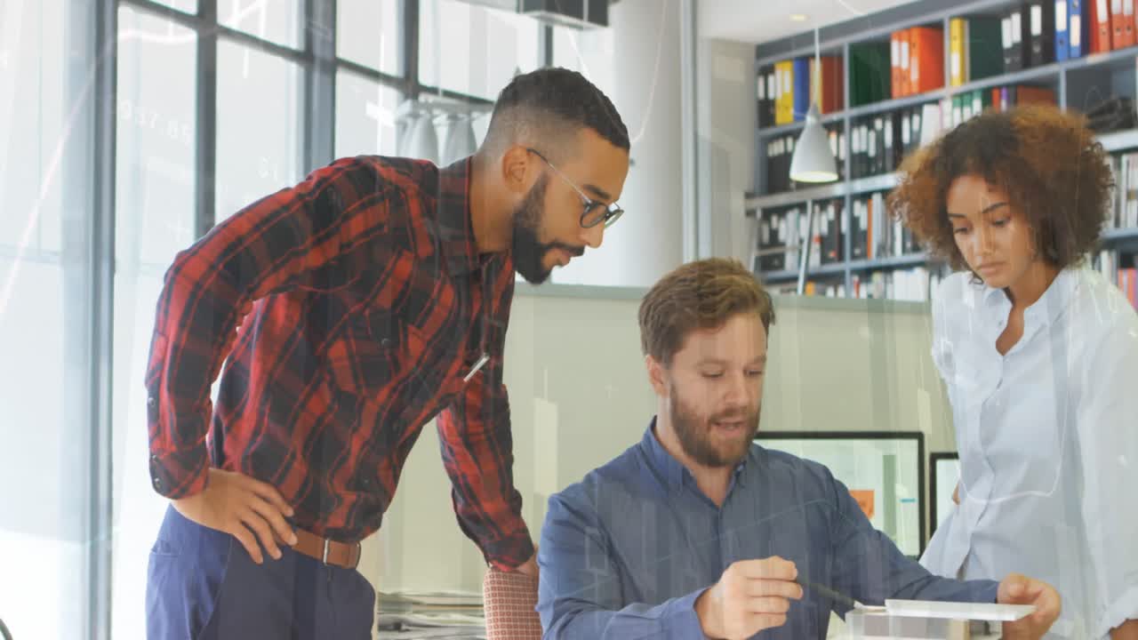 animación del procesamiento de datos con estadísticas sobre personas de negocios que usan hablar