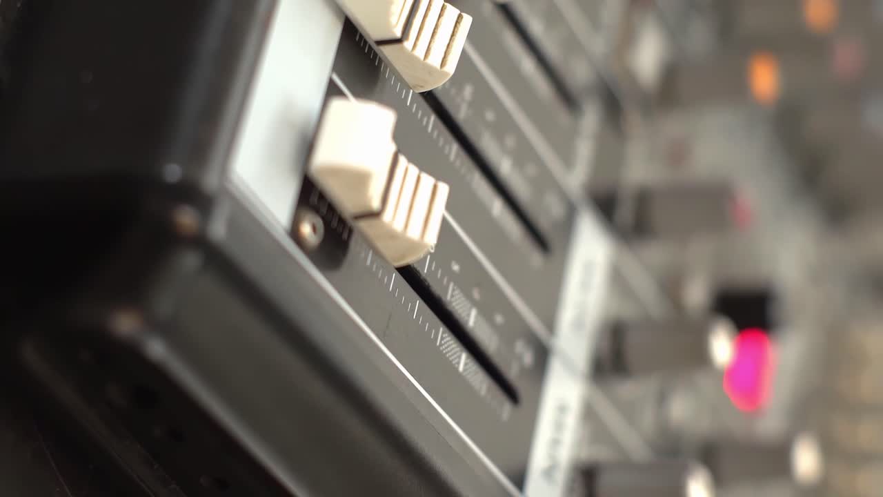 профессиональный микшерный пульт с фейдерами и ручками регулировки, телевизионное оборудование