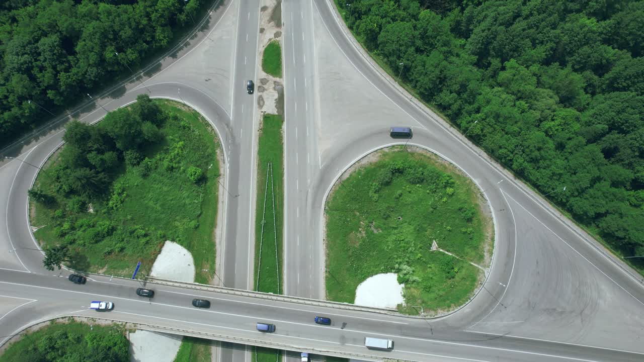 비는 도시 교통: 하루에 도시의 서클 로드 (circle road) 에 있는 교통을 위상으로 볼 수 있다.