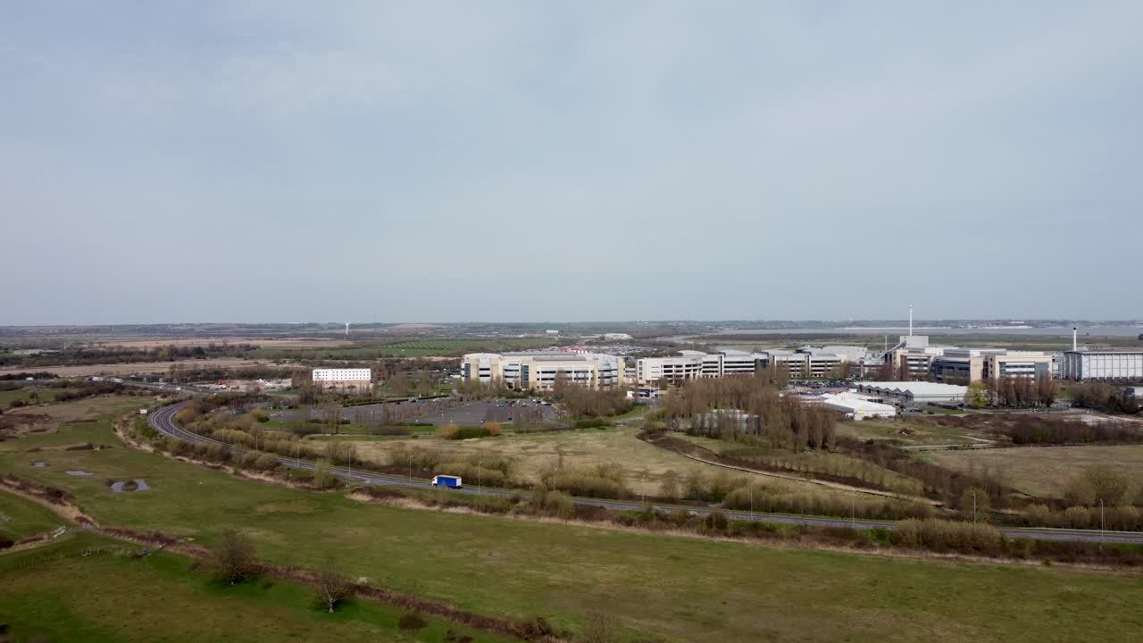 영국 켄트 강 스투어의 상승 공중 드론 샷