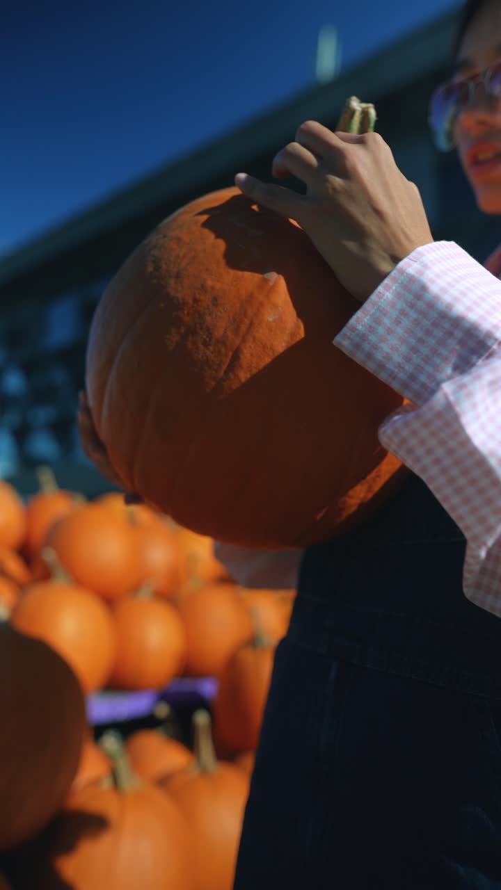 호박 에서 호박을 들고 있는 사람