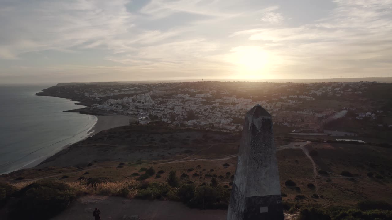 Panoramica di un tramonto dorato sul paesaggio urbano di Praia da Luz, Algarve - Aerea.