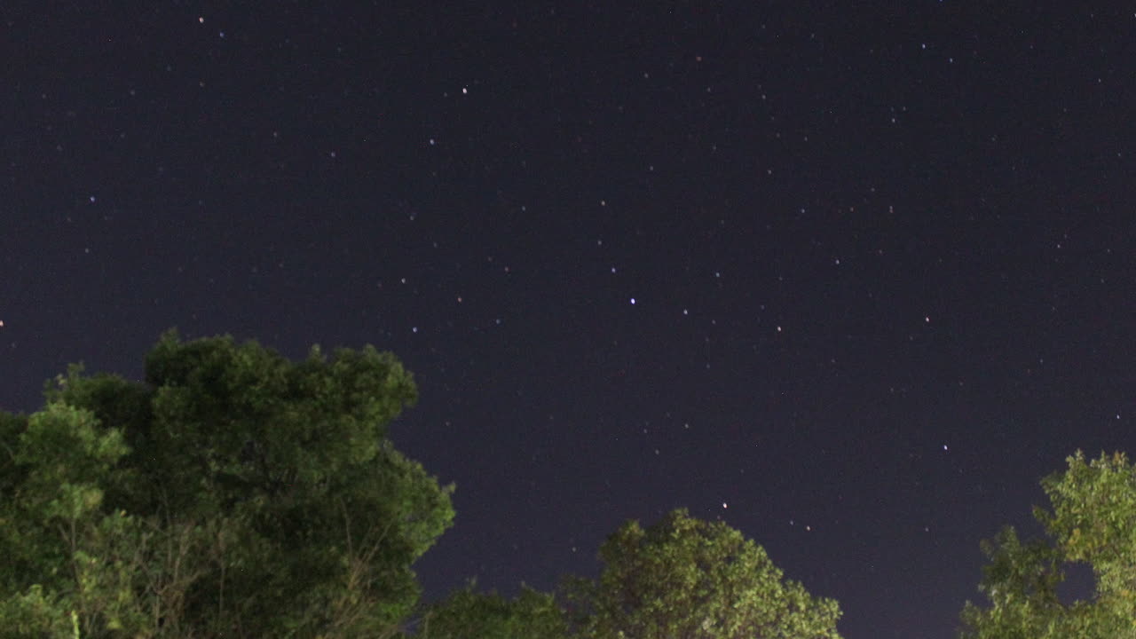 시간에 따라 움직이는 별의 저속 촬영
