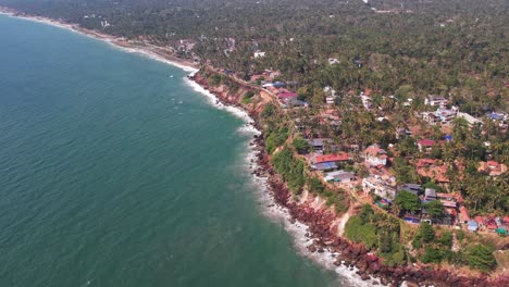 Varkala-Seashore-Luftaufnahme-Die-Küste-Ist-Mit-Gebäuden-Und-Bäumen-Bewachsen