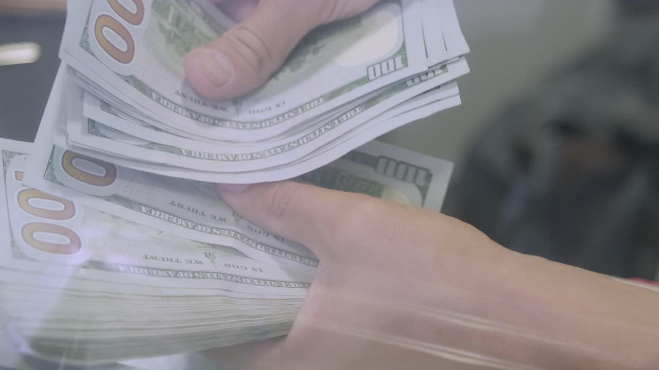 que las manos cuentan el dinero con un fondo blanco.