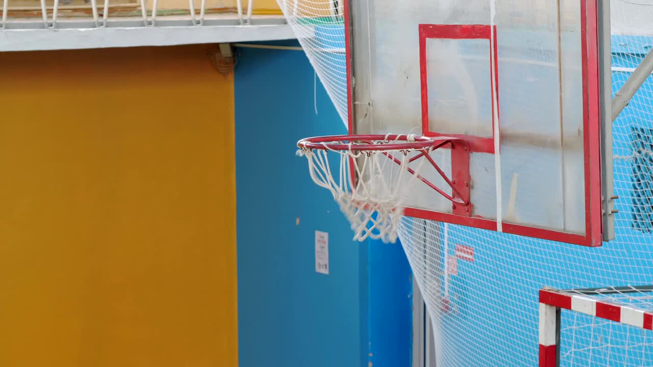 la pelota de baloncesto vuela a la canasta en el viejo salón de deportes.