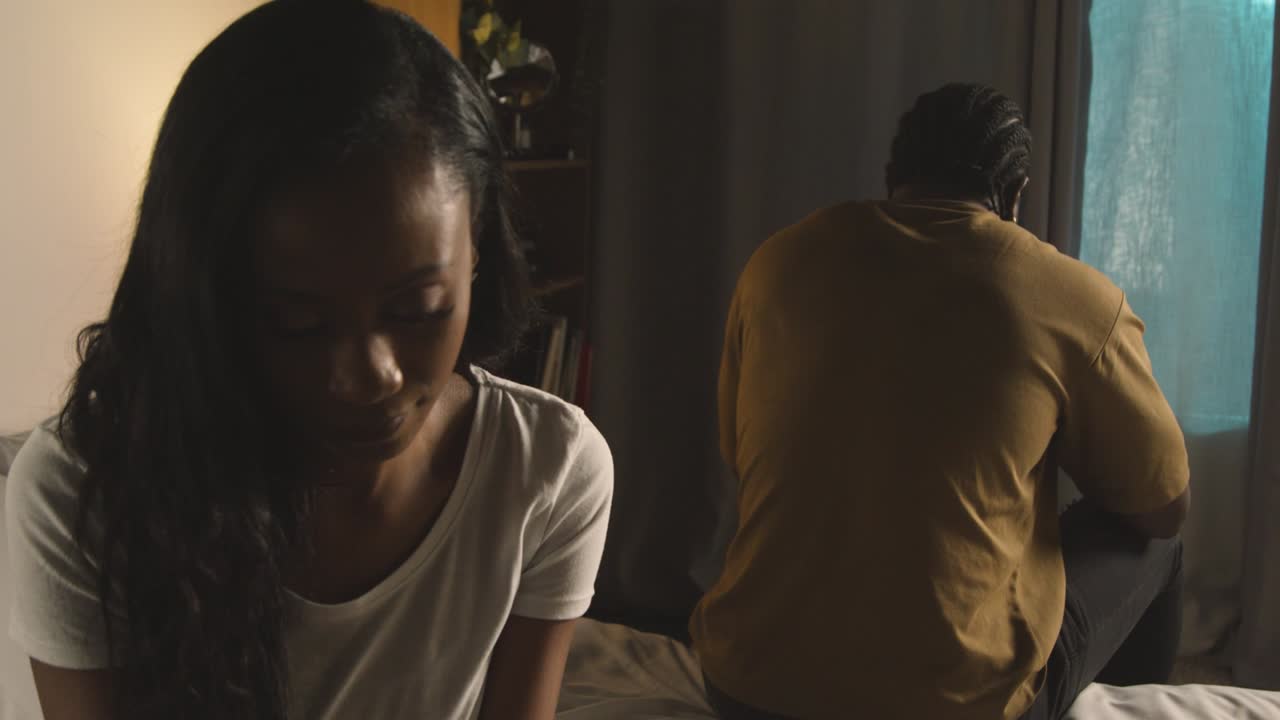 밤에 집에서 관계 문제가 있는 부부 는 둘 다 침실 1 에서 휴대 전화 를 보고 있습니다.