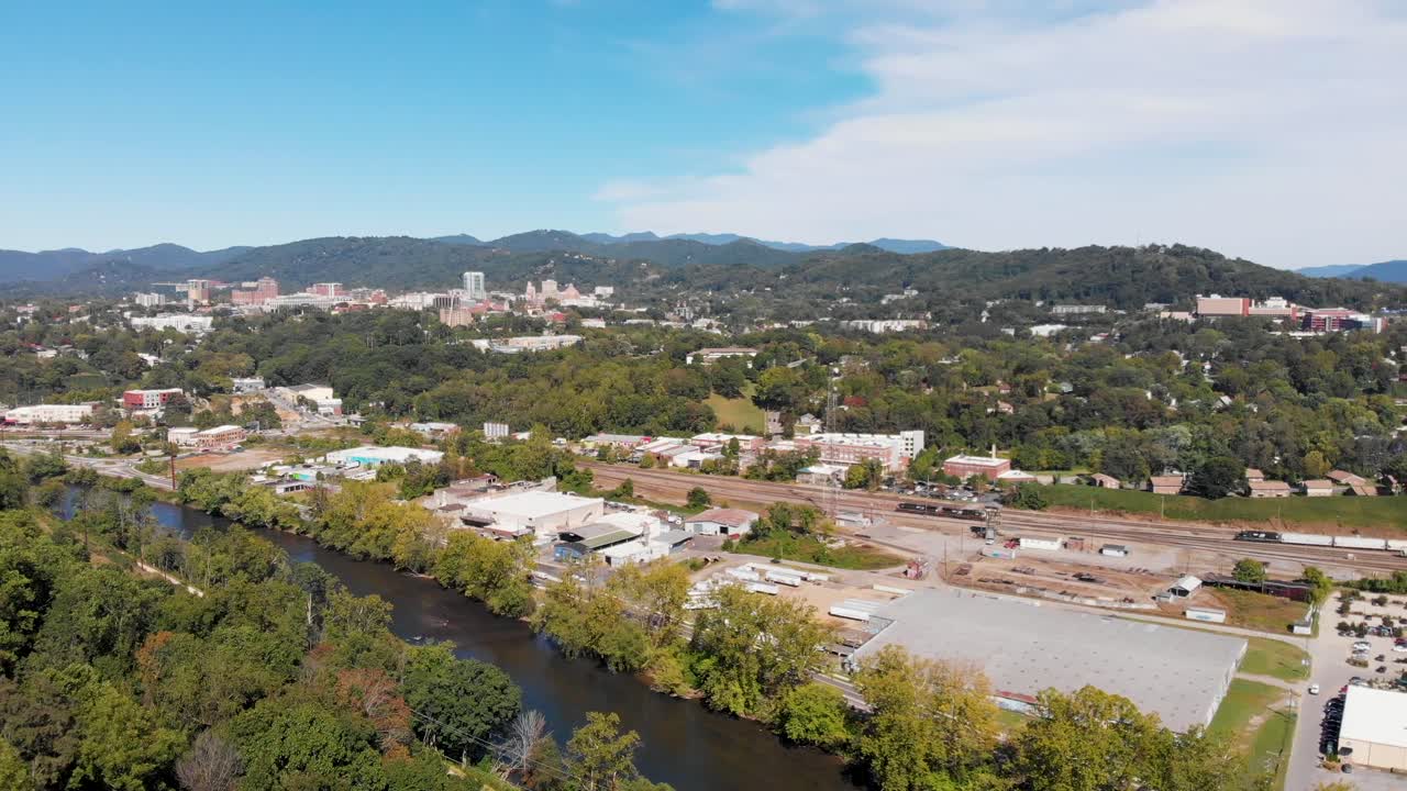 video aéreo de drones de 4k del distrito de artes del río y el centro de asheville, nc