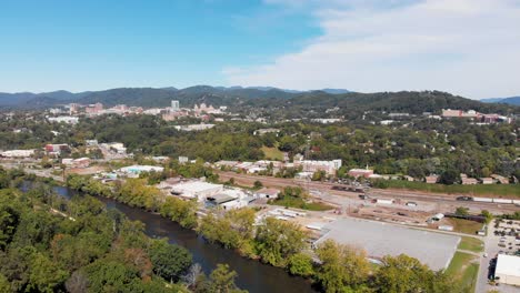 Video-Aéreo-De-Drones-De-4k-Del-Distrito-De-Artes-Del-Río-Y-El-Centro-De-Asheville,-Nc