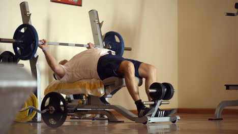 Levantando-La-Barra-En-Un-Gimnasio