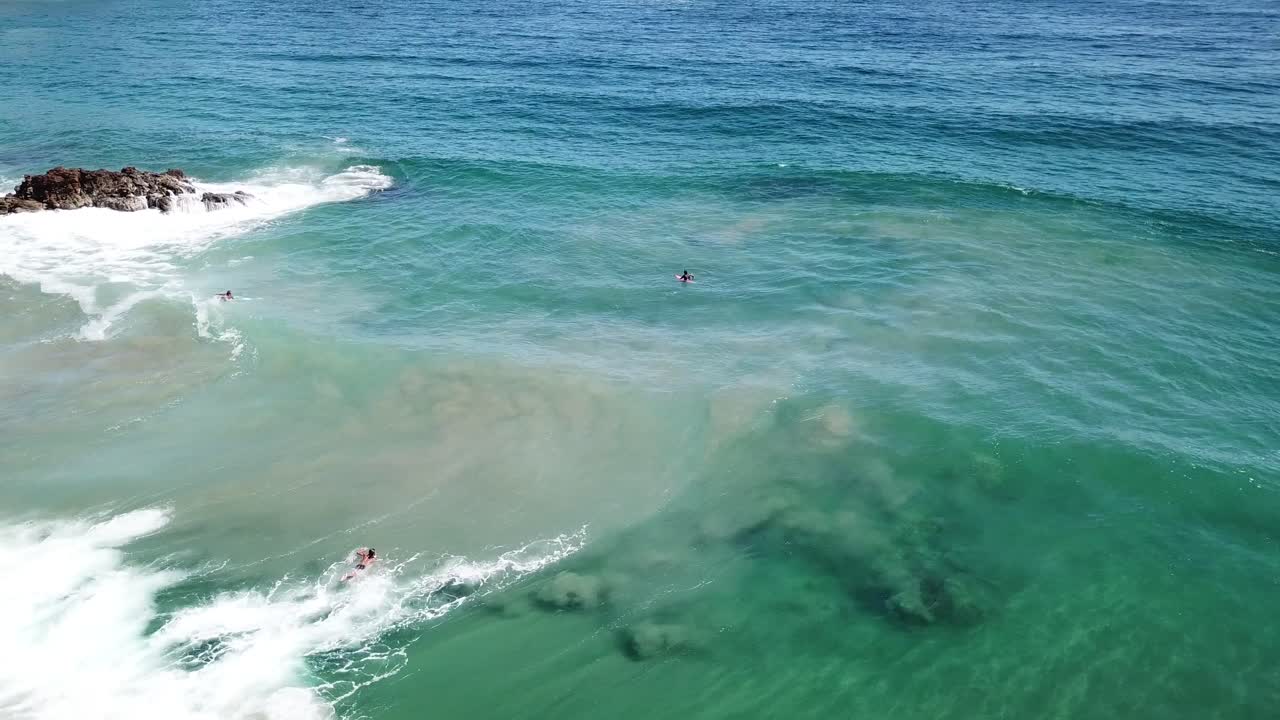 3 surfistas esperando la próxima gran ola para montar en las playas de oaxaca en méxico en el océano pacífico