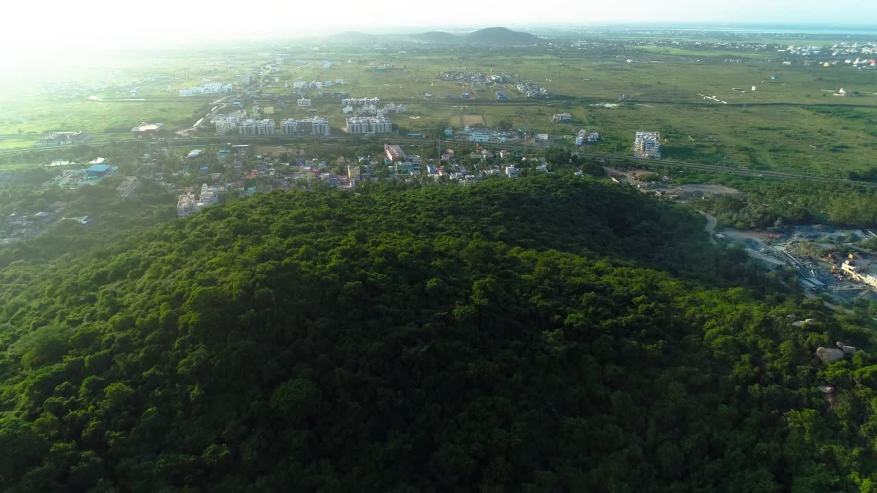 아래 도시를 보여주는 직선 비행 드론 샷