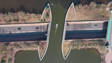 Aerial-Topdown-Shot-of-Boat-Crossing-Over-Aqueduct-Waterbridge-in-Veluwemeer,-Netherlands