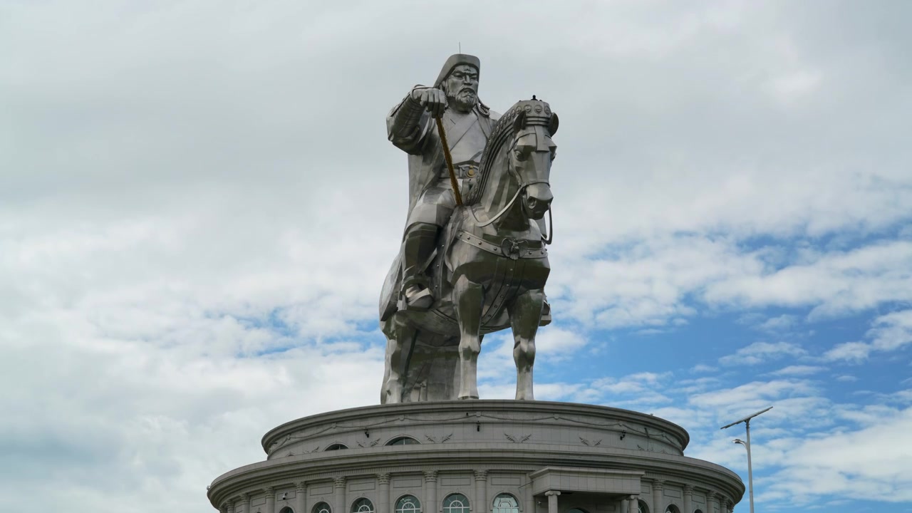 Statue équestre de Gengis Khan en Mongolie sous un ciel nuageux