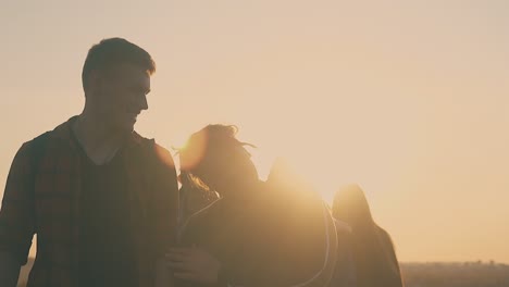 una chica y un chico gordos caminan con amigos al campamento en cámara lenta