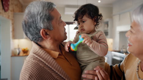 sonrisa, amor y abuelos con nieto