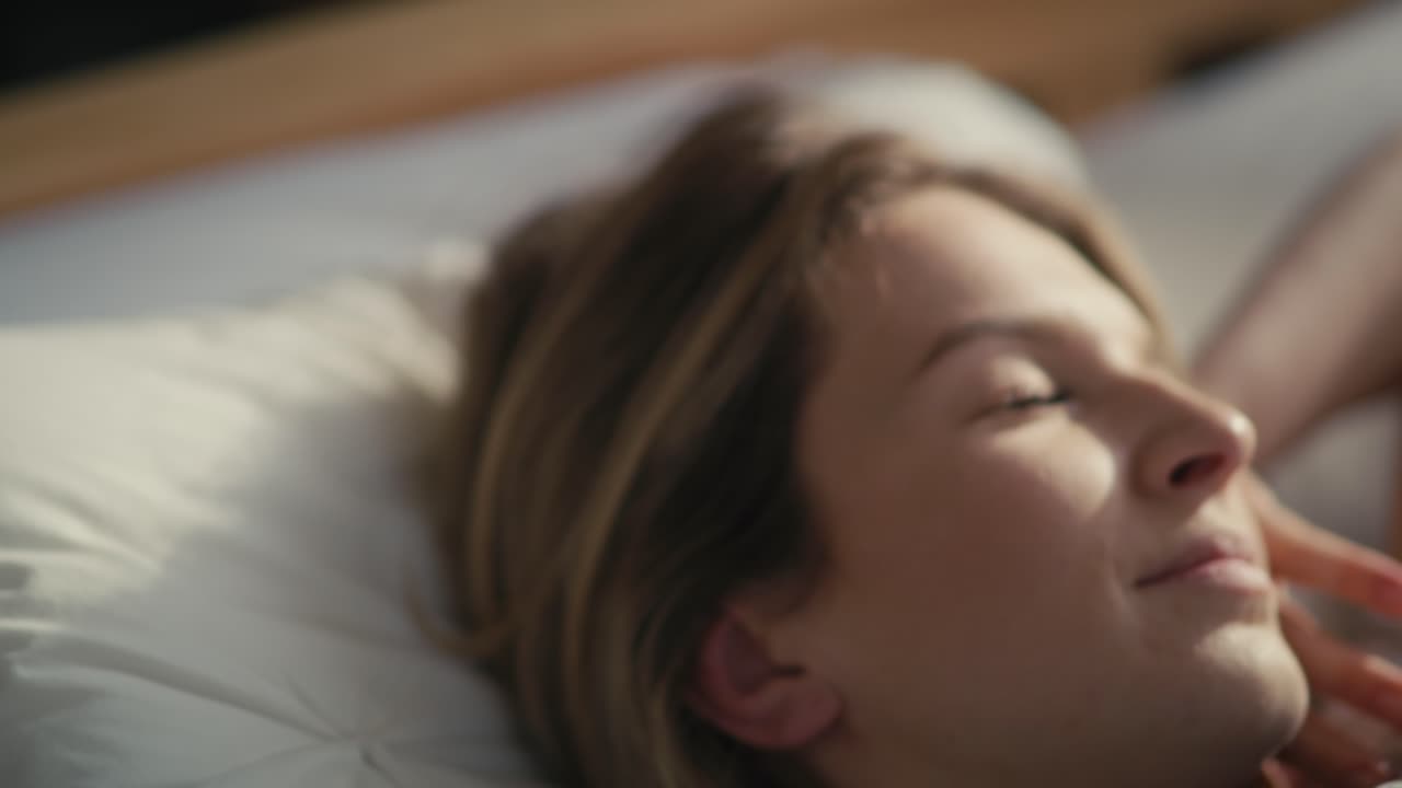 ⁇ 은 날에 기분이 좋게 깨어나는 백인 여성